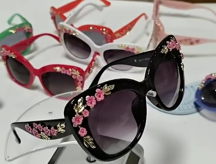 Baroque Modern Vintage Cat Eye Sunglasses Women Luxury Designer Sun Glasses Fashion Pink Shades Female Flower Decoration