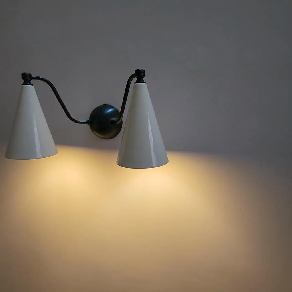 Dubbele Kegel Messing Wandlamp: Mid-Century Modern Lamp met Ivoorkleurige Lampenkappen