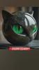 Uma luxuosa escultura de gato preto roxo feita de resina de pedra - uma elegante estátua com efeito de rocha vulcânica com olhos e orelhas finamente esculpidos.