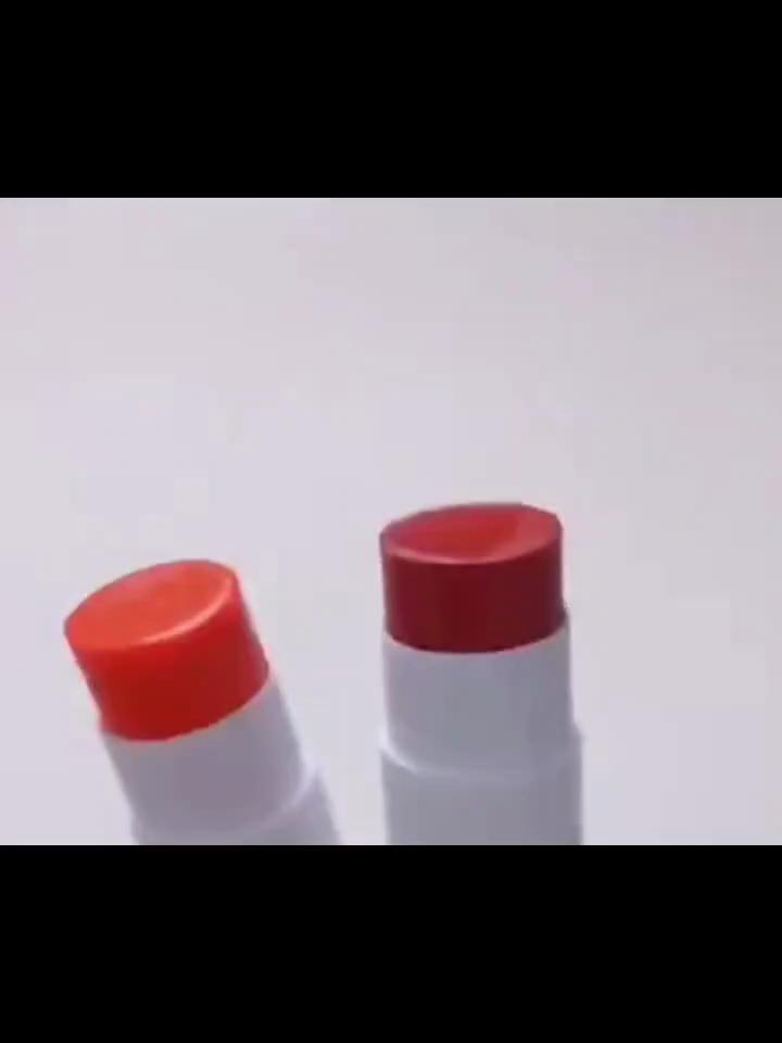 Getönter Lippenbalsam spendet den Lippen Feuchtigkeit und hellt sie auf. Pflege und Reparatur. Anti-Trockenheit