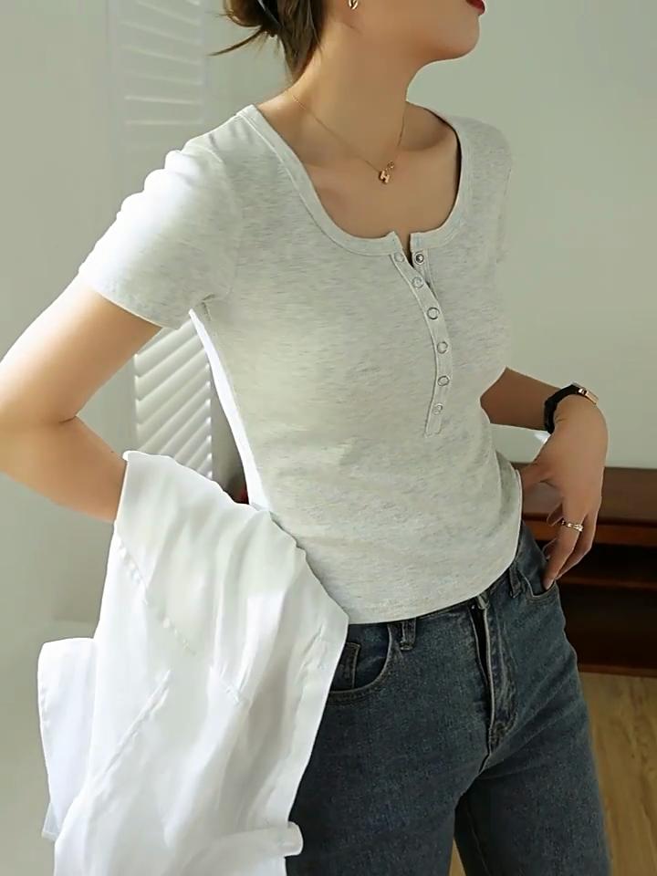 Verwenden Sie gute Materialien, hochwertige kurzärmlige T-Shirts mit versteckten Knöpfen für Damen, gerippte Sommer-Baumwolle 2024, neue Slim Fit- und vielseitige Unterhemden