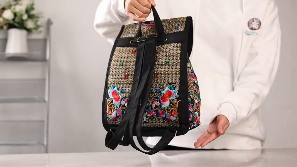 Stilvoller, mit Blumen bestickter Rucksack, trendige Canvas-Büchertasche für Damen, modischer Reiserucksack mit Klappe